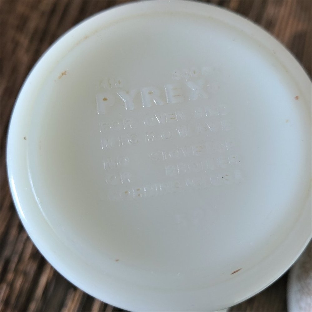 2 Vintage 80s Pyrex White and Brown Floral Design. - Picture 6 of 6
